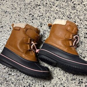 London Fog Tan and Black Kids Snow Boots